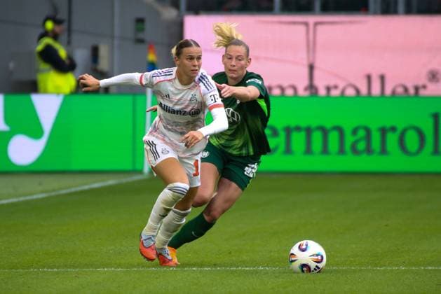 10 10 2025, xgrfx, Soccer Google Pixel Women Bundesliga, VfL Wolfsburg FC Bayern Munich v l Klara Bühl FC Bayern Munich , Sarai Linder VfL Wolfsburg DFL DFB REGULATIONS PROHIBIT ANY USE OF PHOTOGRAPHS as IMAGE SEQUENCES and or QUASI VIDEO Wolfsburg