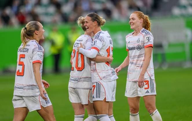 DEU, Wolfsburg, VfL Wolfsburg vs FC Bayern München, Google Pixel Bundesliga, DFB, Saison 2526, Volkswagen Arena, 6 Spieltag im Bild Bayern München gewinnt nach Tor 3 1 gegen den VfL Wolfsburg, Jubel Klara Bühl Bayern München 17 DFB DFL REGULATIONS PROHIBIT ANY USE OF PHOTOGRAPHS AS IMAGE SEQUENCES AND OR QUASI VIDEO, 11 10 2025 Copyright: HMBxMedia HendrikxHamelau