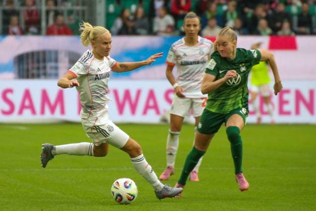 10 10 2025, xgrfx, Soccer Google Pixel Women Bundesliga, VfL Wolfsburg FC Bayern Munich v l Pernille Harder FC Bayern Munich , Janina Minge VfL Wolfsburg DFL DFB REGULATIONS PROHIBIT ANY USE OF PHOTOGRAPHS as IMAGE SEQUENCES and or QUASI VIDEO Wolfsburg