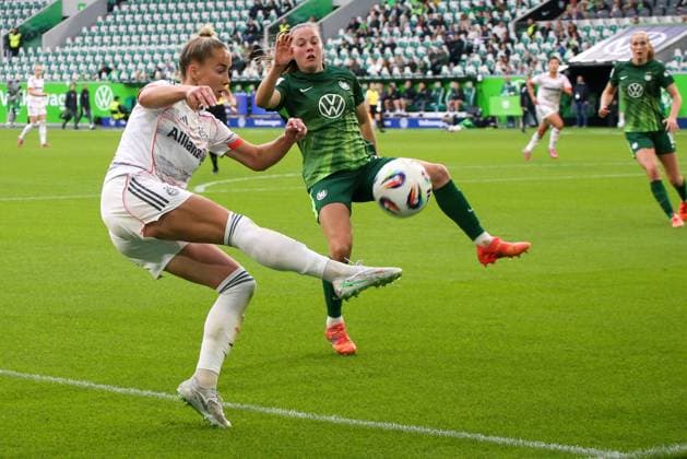 10 10 2025, xgrfx, Soccer Google Pixel Women Bundesliga, VfL Wolfsburg FC Bayern Munich v l Giulia Gwinn FC Bayern Munich , Janou Levels VfL Wolfsburg DFL DFB REGULATIONS PROHIBIT ANY USE OF PHOTOGRAPHS as IMAGE SEQUENCES and or QUASI VIDEO Wolfsburg