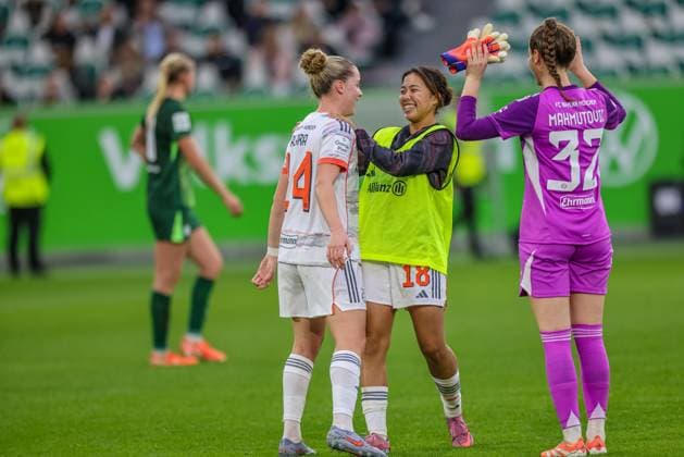 DEU, Wolfsburg, VfL Wolfsburg vs FC Bayern München, Google Pixel Bundesliga, DFB, Saison 2526, Volkswagen Arena, 6 Spieltag im Bild Bayern München gewinnt nach Tor 3 1 gegen den VfL Wolfsburg, Jubel bei Alara Åžehitler Bayern München 14 und Momoko Tanikawa Bayern München 18 DFB DFL REGULATIONS PROHIBIT ANY USE OF PHOTOGRAPHS AS IMAGE SEQUENCES AND OR QUASI VIDEO, 11 10 2025 Copyright: HMBxMedia HendrikxHamelau