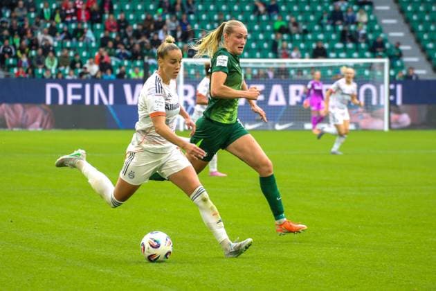 10 10 2025, xgrfx, Soccer Google Pixel Women Bundesliga, VfL Wolfsburg FC Bayern Munich v l Giulia Gwinn FC Bayern Munich , Camilla Küver VfL Wolfsburg DFL DFB REGULATIONS PROHIBIT ANY USE OF PHOTOGRAPHS as IMAGE SEQUENCES and or QUASI VIDEO Wolfsburg