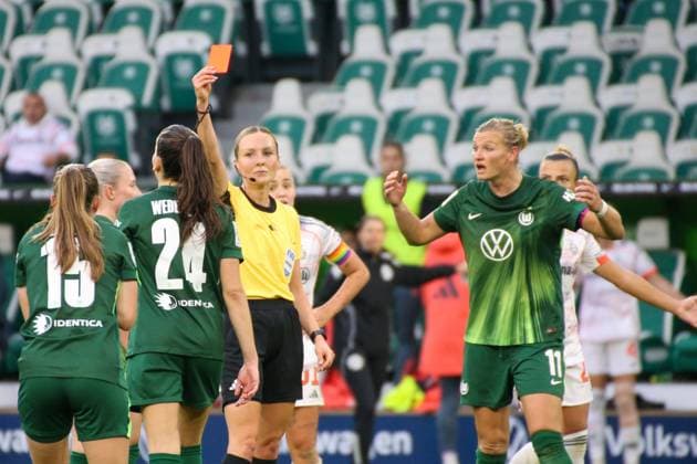 10 10 2025, xgrfx, Soccer Google Pixel Women Bundesliga, VfL Wolfsburg FC Bayern Munich v l Red Card, Joelle Wedemeyer VfL Wolfsburg DFL DFB REGULATIONS PROHIBIT ANY USE OF PHOTOGRAPHS as IMAGE SEQUENCES and or QUASI VIDEO Wolfsburg