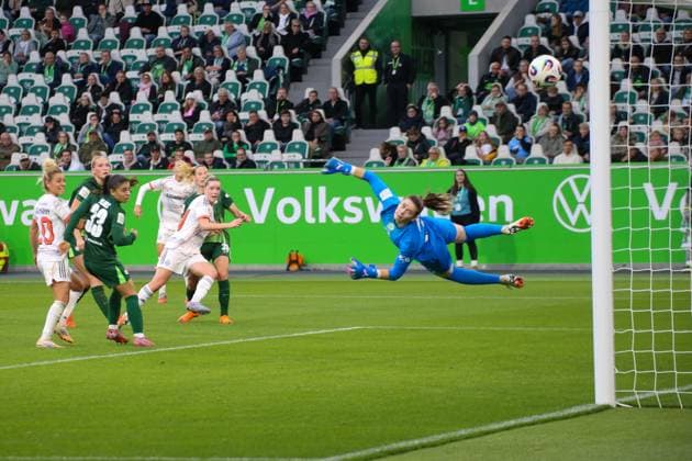10 10 2025, xgrfx, Soccer Google Pixel Women Bundesliga, VfL Wolfsburg FC Bayern Munich v l Goal, Alara Sehitler FC Bayern Munich DFL DFB REGULATIONS PROHIBIT ANY USE OF PHOTOGRAPHS as IMAGE SEQUENCES and or QUASI VIDEO Wolfsburg