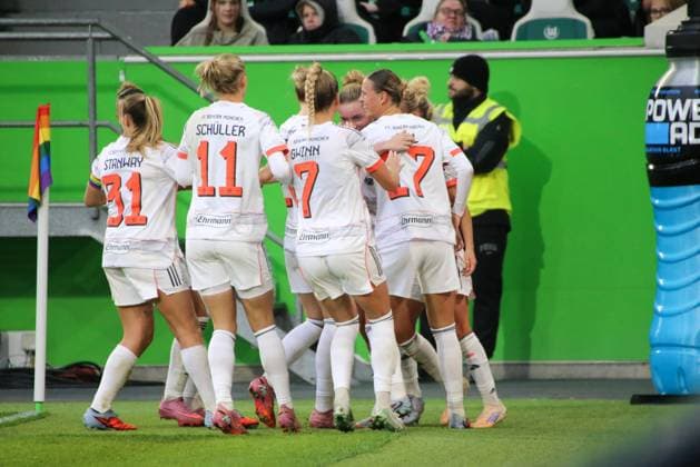 10 10 2025, xgrfx, Soccer Google Pixel Women Bundesliga, VfL Wolfsburg FC Bayern Munich v l Goal, Alara Sehitler FC Bayern Munich DFL DFB REGULATIONS PROHIBIT ANY USE OF PHOTOGRAPHS as IMAGE SEQUENCES and or QUASI VIDEO Wolfsburg
