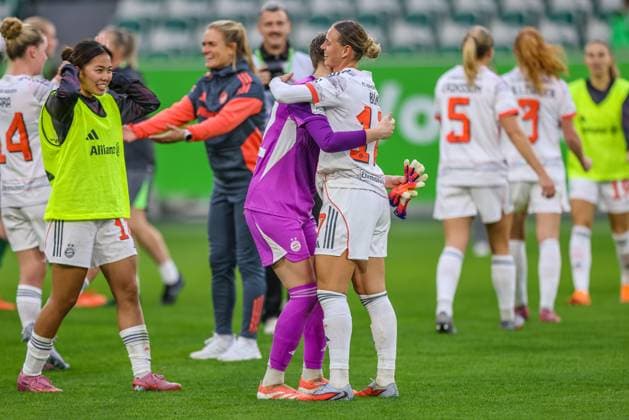 DEU, Wolfsburg, VfL Wolfsburg vs FC Bayern München, Google Pixel Bundesliga, DFB, Saison 2526, Volkswagen Arena, 6 Spieltag im Bild Bayern München gewinnt nach Tor 3 1 gegen den VfL Wolfsburg, Jubel bei Klara Bühl Bayern München 17 DFB DFL REGULATIONS PROHIBIT ANY USE OF PHOTOGRAPHS AS IMAGE SEQUENCES AND OR QUASI VIDEO, 11 10 2025 Copyright: HMBxMedia HendrikxHamelau