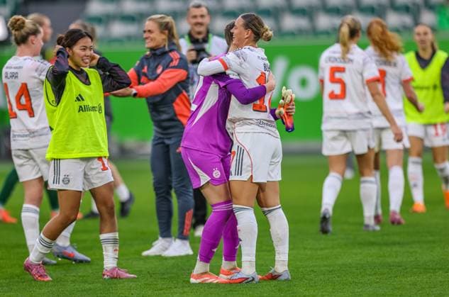 DEU, Wolfsburg, VfL Wolfsburg vs FC Bayern München, Google Pixel Bundesliga, DFB, Saison 2526, Volkswagen Arena, 6 Spieltag im Bild Bayern München gewinnt nach Tor 3 1 gegen den VfL Wolfsburg, Jubel bei Klara Bühl Bayern München 17 DFB DFL REGULATIONS PROHIBIT ANY USE OF PHOTOGRAPHS AS IMAGE SEQUENCES AND OR QUASI VIDEO, 11 10 2025 Copyright: HMBxMedia HendrikxHamelau