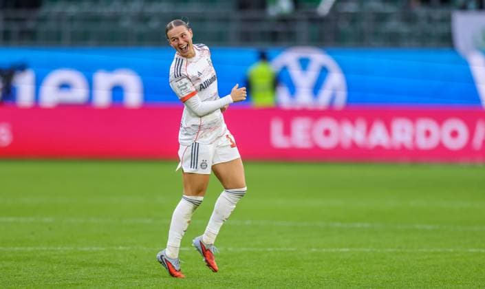 DEU, Wolfsburg, VfL Wolfsburg vs FC Bayern München, Google Pixel Bundesliga, DFB, Saison 2526, Volkswagen Arena, 6 Spieltag im Bild Bayern München gewinnt nach Tor 3 1 gegen den VfL Wolfsburg, Jubel bei Klara Bühl Bayern München 17 DFB DFL REGULATIONS PROHIBIT ANY USE OF PHOTOGRAPHS AS IMAGE SEQUENCES AND OR QUASI VIDEO, 11 10 2025 Copyright: HMBxMedia HendrikxHamelau