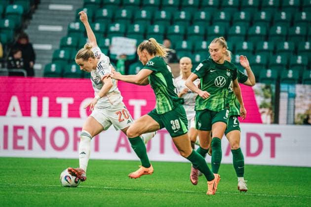 Google Pixel Frauen-Bundesliga: VfL Wolfsburg vs. FC Bayern München, 11.10.2025 Franziska Kett (FC Bayern München, 20) wird verfolgt von Sarai Linder (VfL Wolfsburg, 39) und Janina Minge (VfL Wolfsburg, 6) Google Pixel Frauen-Bundesliga, 6. Spieltag: VfL Wolfsburg vs. FC Bayern München am 11.10.2025 in der Volkswagen Arena, Wolfsburg DFB DFL REGULATIONS PROHIBIT ANY USE OF PHOTOGRAPHS AS IMAGE SEQUENCES AND OR QUASI-VIDEO. Copyright: xBEAUTIFULxSPORTS Tonhäuserx