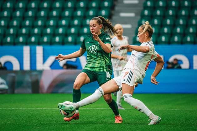 Google Pixel Frauen-Bundesliga: VfL Wolfsburg vs. FC Bayern München, 11.10.2025 Janou Levels (VfL Wolfsburg, 15) im Zweikampf mit Giulia Gwinn (FC Bayern München, 7); Fußball, Google Pixel Frauen-Bundesliga, 6. Spieltag: VfL Wolfsburg vs. FC Bayern München am 11.10.2025 in der Volkswagen Arena, Wolfsburg DFB DFL REGULATIONS PROHIBIT ANY USE OF PHOTOGRAPHS AS IMAGE SEQUENCES AND OR QUASI-VIDEO. Copyright: xBEAUTIFULxSPORTS Tonhäuserx