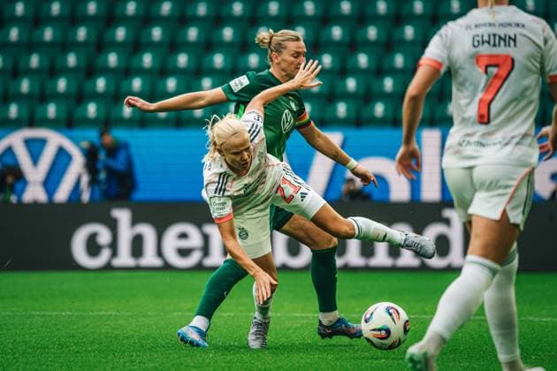 Google Pixel Frauen-Bundesliga: VfL Wolfsburg vs. FC Bayern München, 11.10.2025 Pernille Harder (FC Bayern München, 21) im Zweikampf mit Alexandra Popp (VfL Wolfsburg, 11); Fußball, Google Pixel Frauen-Bundesliga, 6. Spieltag: VfL Wolfsburg vs. FC Bayern München am 11.10.2025 in der Volkswagen Arena, Wolfsburg DFB DFL REGULATIONS PROHIBIT ANY USE OF PHOTOGRAPHS AS IMAGE SEQUENCES AND OR QUASI-VIDEO. Copyright: xBEAUTIFULxSPORTS Tonhäuserx