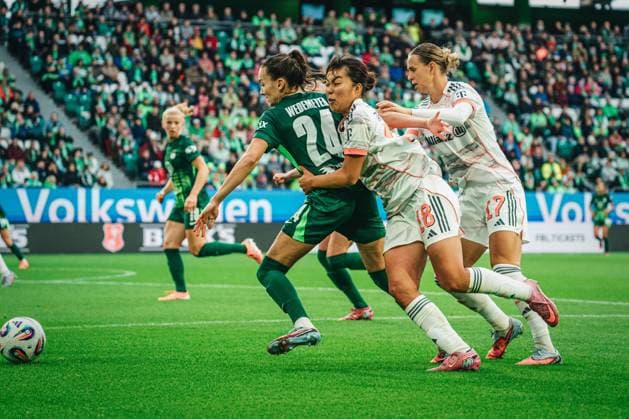 Google Pixel Frauen-Bundesliga: VfL Wolfsburg vs. FC Bayern München, 11.10.2025 Momoko Tanikawa (FC Bayern München, 18) und Klara Bühl (FC Bayern München, 17) im Dreikampf mit Joelle Wedemeyer (VfL Wolfsburg, 24); Fußball, Google Pixel Frauen-Bundesliga, 6. Spieltag: VfL Wolfsburg vs. FC Bayern München am 11.10.2025 in der Volkswagen Arena, Wolfsburg DFB DFL REGULATIONS PROHIBIT ANY USE OF PHOTOGRAPHS AS IMAGE SEQUENCES AND OR QUASI-VIDEO. Copyright: xBEAUTIFULxSPORTS Tonhäuserx