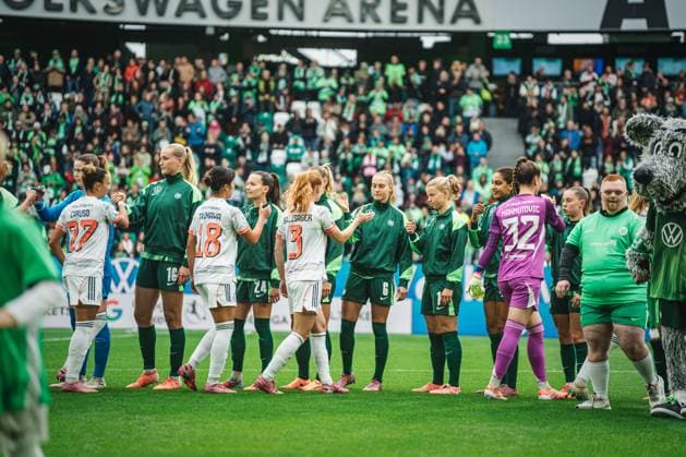 Google Pixel Frauen-Bundesliga: VfL Wolfsburg vs. FC Bayern München, 11.10.2025 Handshake beider Mannschaften vor dem Anpfiff; Fußball, Google Pixel Frauen-Bundesliga, 6. Spieltag: VfL Wolfsburg vs. FC Bayern München am 11.10.2025 in der Volkswagen Arena, Wolfsburg DFB DFL REGULATIONS PROHIBIT ANY USE OF PHOTOGRAPHS AS IMAGE SEQUENCES AND OR QUASI-VIDEO. Copyright: xBEAUTIFULxSPORTS Tonhäuserx