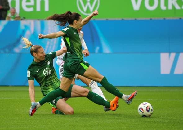 Germany Google Pixel Womens Bundesliga 2025 26, 6 Matchday VfL Wolfsburg vs Bayern Munich Volkswagen Arena Wolfsburg Joelle Wedemeyer VfL Wolfsburg, 24 Sarai Linder VfL Wolfsburg, 39 Copyright: xAymanxAlahmedx