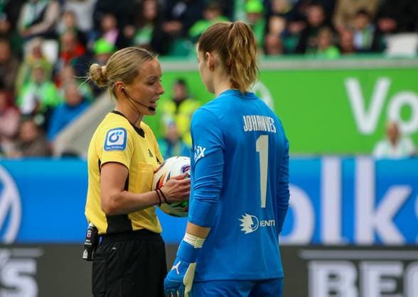 Germany Google Pixel Womens Bundesliga 2025 26, 6 Matchday VfL Wolfsburg vs Bayern Munich Volkswagen Arena Wolfsburg RefereeFabienne Michel Stina Johannes VfL Wolfsburg, 1 Copyright: xAymanxAlahmedx