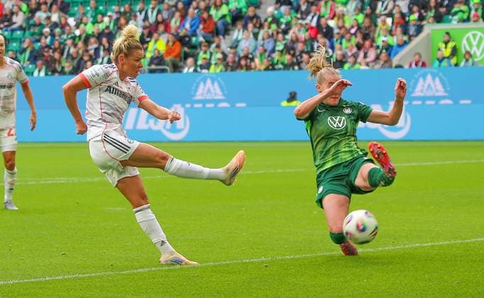 Germany Google Pixel Womens Bundesliga 2025 26, 6 Matchday VfL Wolfsburg vs Bayern Munich Volkswagen Arena Wolfsburg Linda Dallmann FC Bayern Munich, 10 Camilla Küver Camilla Kuver VfL Wolfsburg, 16 Copyright: xAymanxAlahmedx