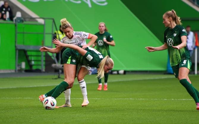 Germany Google Pixel Womens Bundesliga 2025 26, 6 Matchday VfL Wolfsburg vs Bayern Munich Volkswagen Arena Wolfsburg Linda Dallmann FC Bayern Munich, 10 Camilla Küver Camilla Kuver VfL Wolfsburg, 16 Copyright: xAymanxAlahmedx