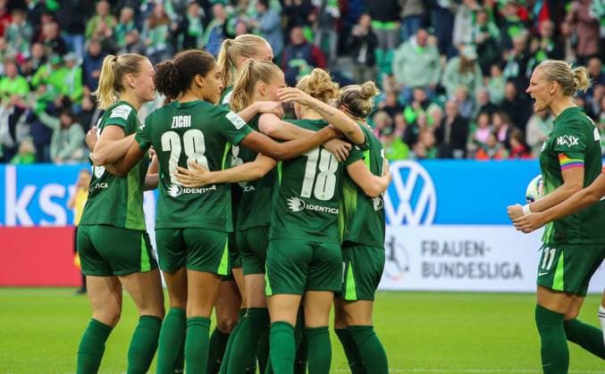 Germany Google Pixel Womens Bundesliga 2025 26, 6 Matchday VfL Wolfsburg vs Bayern Munich Volkswagen Arena Wolfsburg Justine Kielland VfL Wolfsburg, 18 Cora Zicai VfL Wolfsburg, 28 Svenja Huth VfL Wolfsburg, 10 Copyright: xAymanxAlahmedx