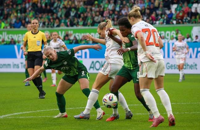 Germany Google Pixel Womens Bundesliga 2025 26, 6 Matchday VfL Wolfsburg vs Bayern Munich Volkswagen Arena Wolfsburg Franziska Kett FC Bayern Munich, 20 Lineth Beerensteyn Lineth Beerensteyn VfL Wolfsburg, 9 Copyright: xAymanxAlahmedx