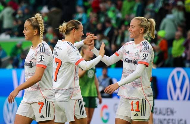 Germany Google Pixel Womens Bundesliga 2025 26, 6 Matchday VfL Wolfsburg vs Bayern Munich Volkswagen Arena Wolfsburg Klara Bühl Klara Buhl FC Bayern Munich, 17 Lea Schüller Lea Schuller FC Bayern Munich, 11 Copyright: xAymanxAlahmedx