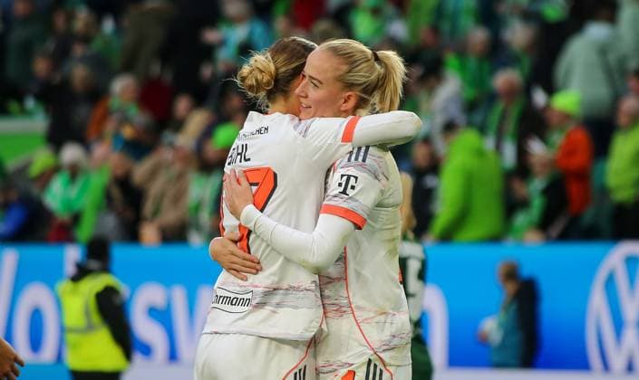 Germany Google Pixel Womens Bundesliga 2025 26, 6 Matchday VfL Wolfsburg vs Bayern Munich Volkswagen Arena Wolfsburg Klara Bühl Klara Buhl FC Bayern Munich, 17 Lea Schüller Lea Schuller FC Bayern Munich, 11 Copyright: xAymanxAlahmedx