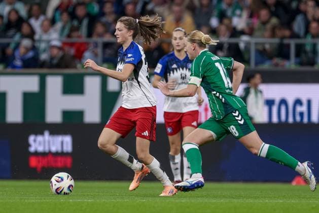 from left Lotta Wrede Hamburger SV, 32 and Lina Hausicke SV Werder Bremen, 18 in a duel, dynamic, action, action, game scene, THE DFB REGULATIONS PROHIBIT ANY USE OF PHOTOGRAPHS AS IMAGE SEQUENCES AND OR QUASI VIDEO , 11 10 2025, Bremen Germany , Football, Google Pixel Womens Bundesliga, SV Werder Bremen Hamburger SV xobx