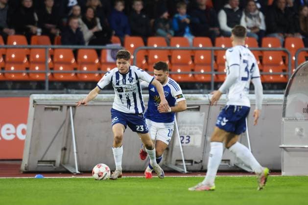 11 10 2025, Football, Men, Regionalliga Nord, Matchday 14, VfB Oldenburg BSV Kickers Emden Tido Steffens blue 21 BSV Kickers Emden in a duel with Willem Hoffrogge 23 VfB Oldenburg