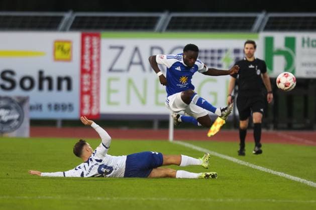 11 10 2025, Football, Men, Regionalliga Nord, Matchday 14, VfB Oldenburg BSV Kickers Emden Emanuel Adou blue 27 BSV Kickers Emden in a duel with Louis Hajdinaj 40 VfB Oldenburg