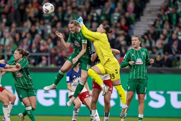 from left Lina Hausicke SV Werder Bremen, 18 and Mariella El Sherif goalkeeper, SV Werder Bremen, 39 go for the ball, THE DFB REGULATIONS PROHIBIT ANY USE OF PHOTOGRAPHS AS IMAGE SEQUENCES AND OR QUASI VIDEO , 11 10 2025, Bremen Germany , Football, Google Pixel Womens Bundesliga, SV Werder Bremen Hamburger SV xobx