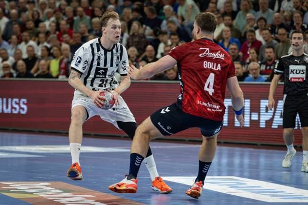 DAIKIN HBL: SG Flensburg-Handewitt vs THW Kiel; 11.10.25 Eric Johansson (Nr.21, THW Kiel) gegen Johannes Golla (Nr.04, SG Flensburg-Handewitt) DAIKIN HBL: SG Flensburg-Handewitt vs THW Kiel, GP JOULE Arena am 11.10.25 Copyright: xBEAUTIFULxSPORTS MarioxM.xKobergx