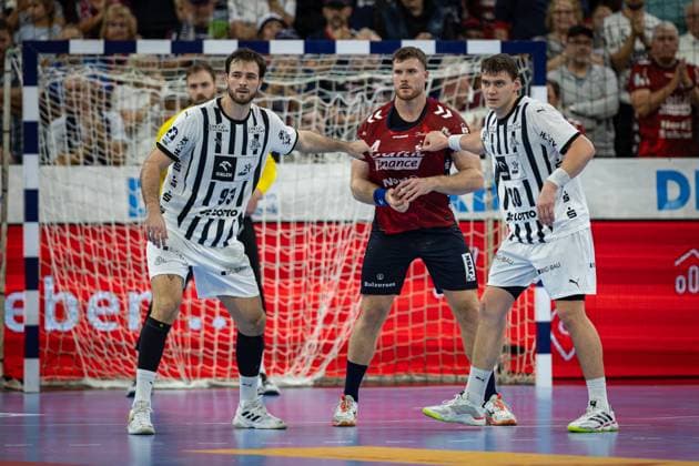 DAIKIN HBL: SG Flensburg-Handewitt vs THW Kiel; 11.10.25 Kampf am Kreis Veron Nacinovic (Nr.93, THW Kiel), Johannes Golla (Nr.04, SG Flensburg-Handewitt), Lukas Laube (Nr.20, THW Kiel) DAIKIN HBL: SG Flensburg-Handewitt vs THW Kiel, GP JOULE Arena am 11.10.25 Copyright: xBEAUTIFULxSPORTS MarioxM.xKobergx
