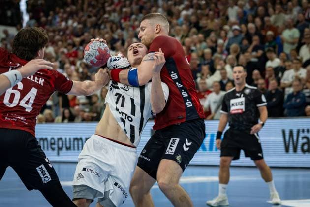 DAIKIN HBL: SG Flensburg-Handewitt vs THW Kiel; 11.10.25 Elias Ellefsen a Skipagötu (Nr.71, THW Kiel) gegen Blaz Blagotinsek (Nr.43, SG Flensburg-Handewitt) DAIKIN HBL: SG Flensburg-Handewitt vs THW Kiel, GP JOULE Arena am 11.10.25 Copyright: xBEAUTIFULxSPORTS MarioxM.xKobergx