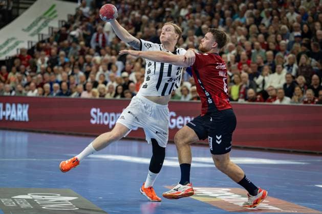 DAIKIN HBL: SG Flensburg-Handewitt vs THW Kiel; 11.10.25 Eric Johansson (Nr.21, THW Kiel) gegen Johannes Golla (Nr.04, SG Flensburg-Handewitt) DAIKIN HBL: SG Flensburg-Handewitt vs THW Kiel, GP JOULE Arena am 11.10.25 Copyright: xBEAUTIFULxSPORTS MarioxM.xKobergx