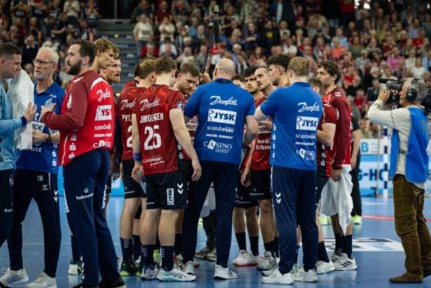 DAIKIN HBL: SG Flensburg-Handewitt vs THW Kiel; 11.10.25 Team SG Flensburg-Handewitt in der Auszeit DAIKIN HBL: SG Flensburg-Handewitt vs THW Kiel, GP JOULE Arena am 11.10.25 Copyright: xBEAUTIFULxSPORTS MarioxM.xKobergx