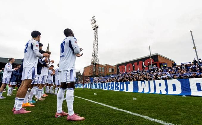 Club Friendly, Dalymount Park, Dublin 11 10 2025 Bohemians vs Schalke 04 The Schalke team applaud fans after the match The Schalke team applaud fans after the match 11 10 2025  Copyright: x INPHO DanxClohessyx DC023734 copy