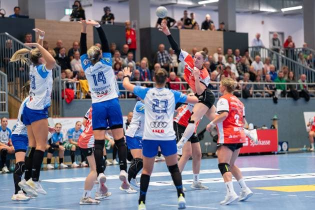 HSG Blomberg Lippe GER vs Sport Union Neckarsulm GER , Handball, 1 Handball Bundesliga Frauen, 5 Spieltag, 11 10 2025, Saision 2025 2026, Blomberg Nieke Kuehne HSG Blomberg Lippe, 09 im Torwurf Blomberg Sporthalle an der Ulmenallee Germany