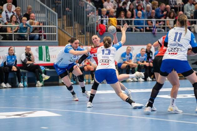 HSG Blomberg Lippe GER vs Sport Union Neckarsulm GER , Handball, 1 Handball Bundesliga Women, 5 Matchday, 11 10 2025, Season 2025 2026, Blomberg Diana Magnusdottir HSG Blomberg Lippe, 07 in goal throw against Alicia Soffel Sport Union Neckarsulm, 13 Blomberg Sporthalle an der Ulmenallee Germany