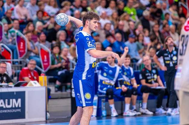 Stephan Seitz ThSV Eisenach, No. 44 v l , TSV Hannover Burgdorf beige against ThSC Eisenach blue on matchday 8 of the 2025 2026 season in the DAIKIN Handball Bundesliga 11 10 2025, ZAG Arena Hannover, GER , Copyright: xJanxGuentherx xTSVxHannover-Burgdorfx