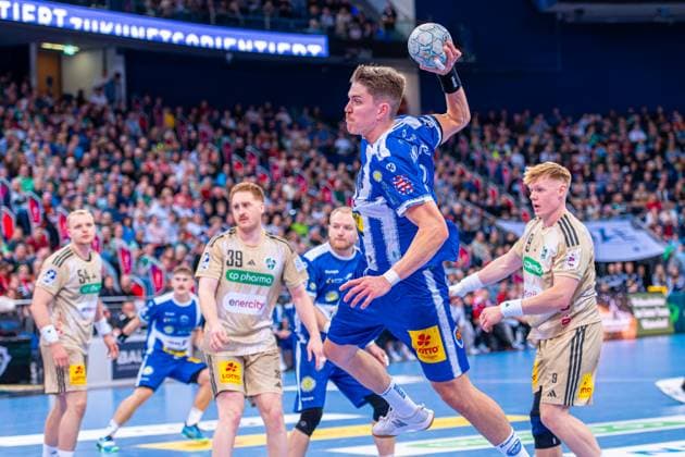 Oskar Joelsson ThSV Eisenach, Nr 3 v l , TSV Hannover Burgdorf beige against ThSC Eisenach blue on matchday 8 of the 2025 2026 season in the DAIKIN Handball Bundesliga 11 10 2025, ZAG Arena Hannover, GER , Copyright: xJanxGuentherx xTSVxHannover-Burgdorfx