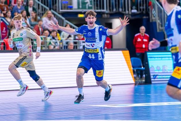 Stephan Seitz ThSV Eisenach, No. 44 v l , TSV Hannover Burgdorf beige against ThSC Eisenach blue on matchday 8 of the 2025 2026 season in the DAIKIN Handball Bundesliga 11 10 2025, ZAG Arena Hannover, GER , Copyright: xJanxGuentherx xTSVxHannover-Burgdorfx