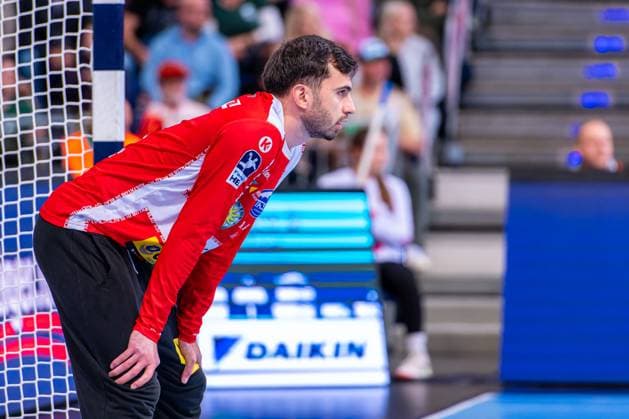 Matija Spikic ThSV Eisenach, Nr 1 v l , TSV Hannover Burgdorf beige against ThSC Eisenach blue on matchday 8 of the 2025 2026 season in the DAIKIN Handball Bundesliga 11 10 2025, ZAG Arena Hannover, GER , Copyright: xJanxGuentherx xTSVxHannover-Burgdorfx