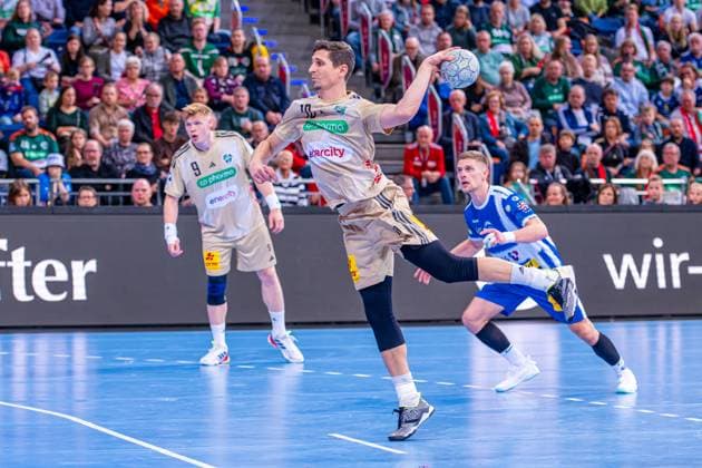 Marius Steinhauser TSV Hannover Burgdorf, No. 19 v l , TSV Hannover Burgdorf beige against ThSC Eisenach blue on matchday 8 of the 2025 2026 season in the DAIKIN Handball Bundesliga 11 10 2025, ZAG Arena Hannover, GER , Copyright: xJanxGuentherx xTSVxHannover-Burgdorfx