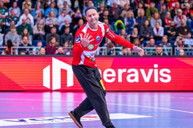 Silvio Heinevetter ThSV Eisenach, Nr 12 v l , TSV Hannover Burgdorf beige against ThSC Eisenach blue on matchday 8 of the 2025 2026 season in the DAIKIN Handball Bundesliga 11 10 2025, ZAG Arena Hannover, GER , Copyright: xJanxGuentherx xTSVxHannover-Burgdorfx