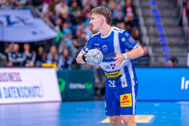 Felix Aellen ThSV Eisenach, No. 22 v l , TSV Hannover Burgdorf beige against ThSC Eisenach blue on matchday 8 of the 2025 2026 season in the DAIKIN Handball Bundesliga 11 10 2025, ZAG Arena Hannover, GER , Copyright: xJanxGuentherx xTSVxHannover-Burgdorfx