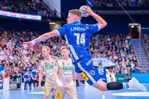 Vincent Büchner ThSV Eisenach, No. 74 v l , TSV Hannover Burgdorf beige against ThSC Eisenach blue on matchday 8 of the 2025 2026 season in the DAIKIN Handball Bundesliga 11 10 2025, ZAG Arena Hannover, GER , Copyright: xJanxGuentherx xTSVxHannover-Burgdorfx