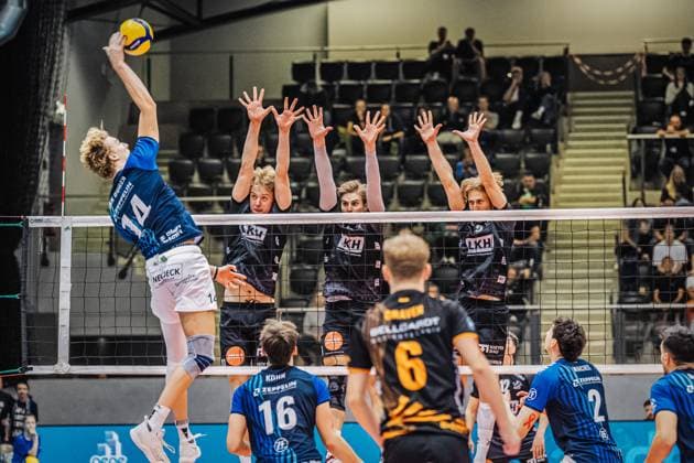 Volleyball Men Season 2025 2026 League Cup 2025 VfB Friedrichshafen vs SVG Lüneburg 110 10 2025 Parker James Van Buren 14 VfB Friedrichshafen against the block of Axel Enlund 17 SVG Lüneburg , Jackson Howe 6 SVG Lüneburg and Daniel Gruvaeus 2 SVG Lüneburg