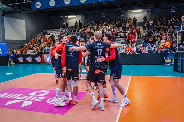 Volleyball mens season 2025 2026 League Cup 2025 VfB Friedrichshafen vs SVG Lüneburg 110 10 2025 The team gathers in the circle after the win against Friedrichshafen