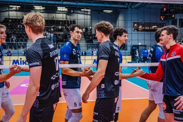 Volleyball mens season 2025 2026 League Cup 2025 VfB Friedrichshafen vs SVG Lüneburg 110 10 2025 Handshake between the siblings Joscha Kunstmann 7 SVG Lüneburg in front and Louis Kunstmann 5 VfB Friedrichshafen