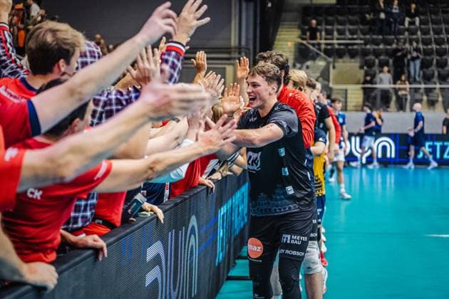 Volleyball mens season 2025 2026 League Cup 2025 VfB Friedrichshafen vs SVG Lüneburg 110 10 2025 Santeri Välimaa 12 SVG Lüneburg high-fives with the fans