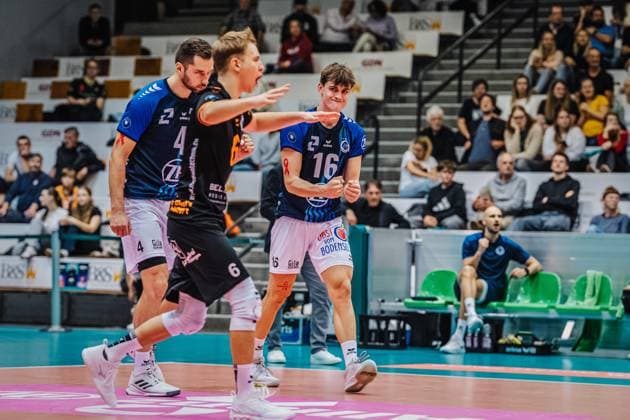 Volleyball mens season 2025 2026 League Cup 2025 VfB Friedrichshafen vs SVG Lüneburg 110 10 2025 The VfB Friedrichshafen team celebrates